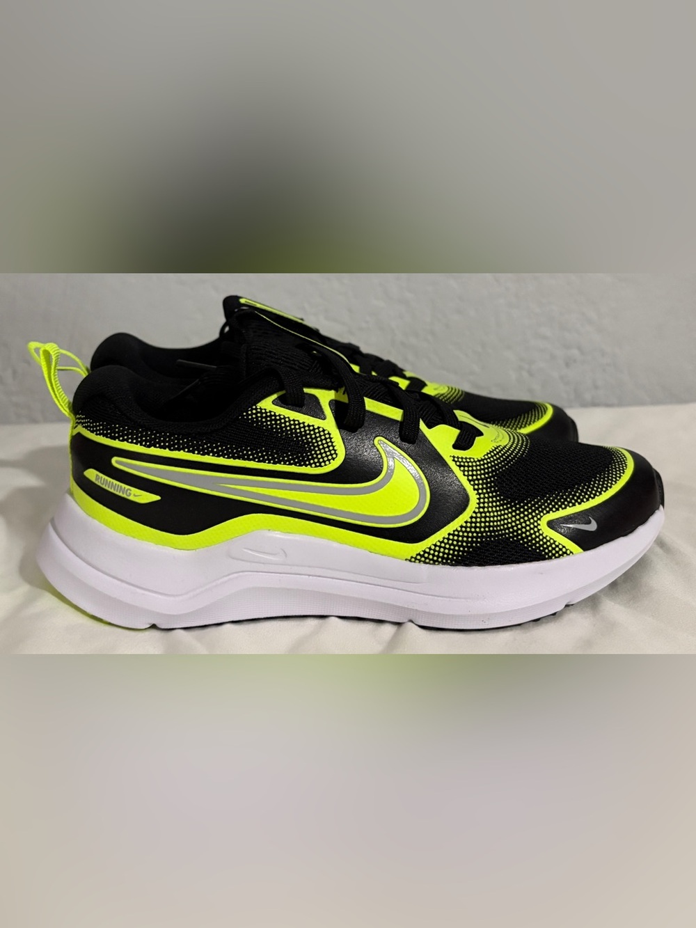 NEW Nike Cosmic Runner Kids Running Shoes Black Volt Yellow Neon Youth Size 3.5